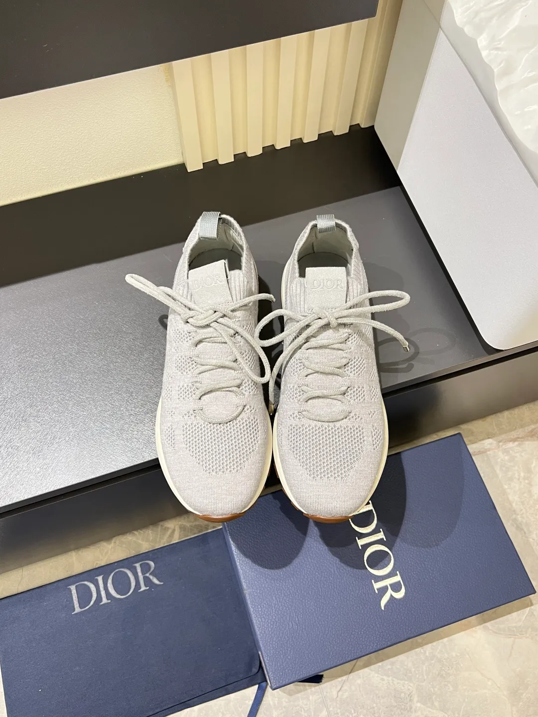 p380 Dior B80 sneakers are a new product of Dior men's series, focusing on comfort and fashion. The upper is made of breathable mesh + fabric splicing, which is lightweight and fits the shape of the foot, making it super comfortable for daily wear. The sole is made of rubber, which has great grip and wear resistance, and is suitable for commuting or light sports. The overall style is simple, the gray tone is versatile, and the shoelaces are adjustable for a more stable fit. Designed by Kim Jones, it is both practical and trendy. It is one of the new hot items in early spring①. size: 38-45 (45 customized)
